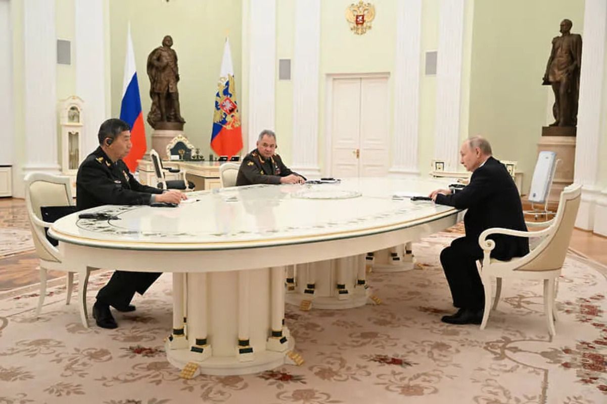 Путін зустрівся з міністром оборони Китаю