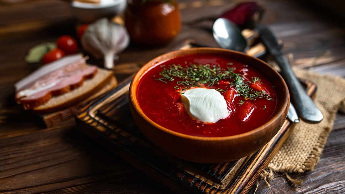 Вкусно и быстро: рецепт традиционного украинского борща на куриных голенях