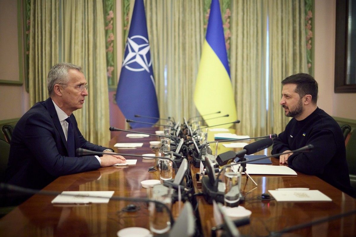 Йенс Столтенберг и Владимир Зеленский на встрече в Киеве