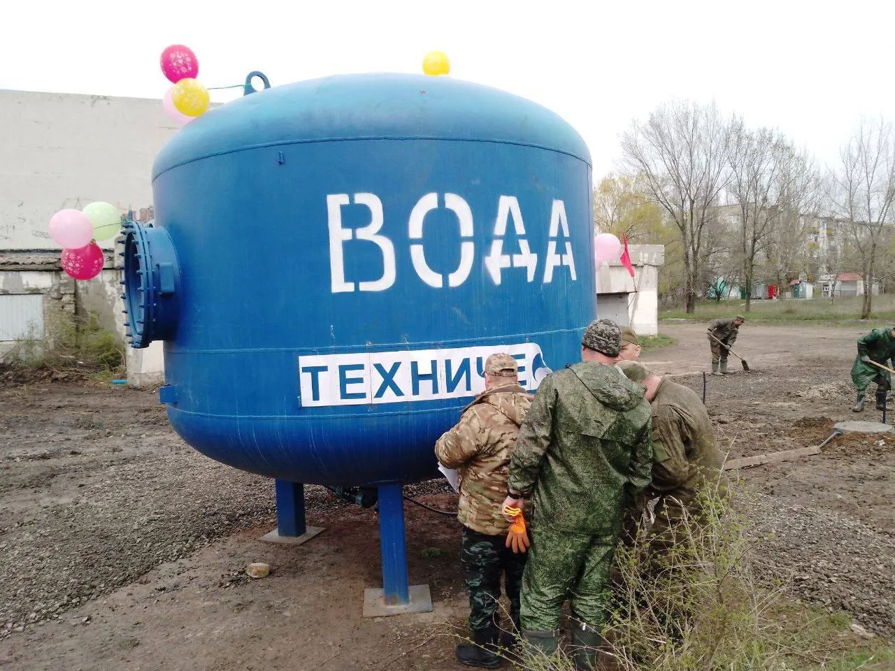 Бак для технічної води прикрасили кульками