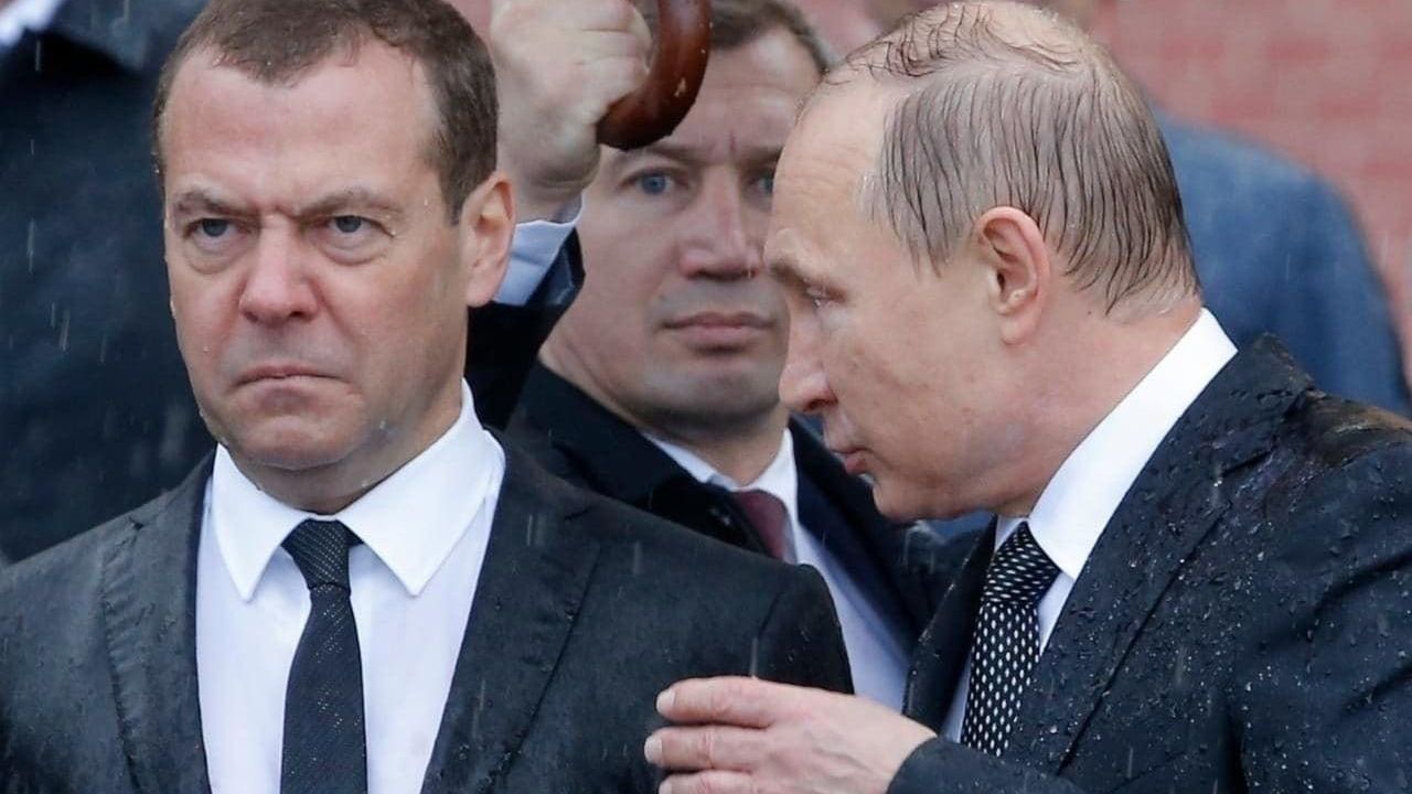 От Путина начинают отворачиваться самые близкие От Путина начинают отворачиваться самые близкие