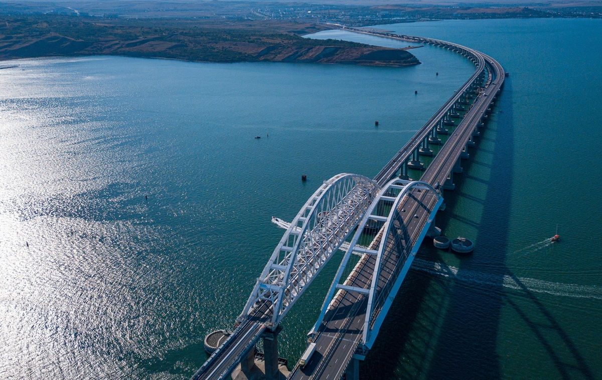 Крымский мост защищают около 10 тысяч военных