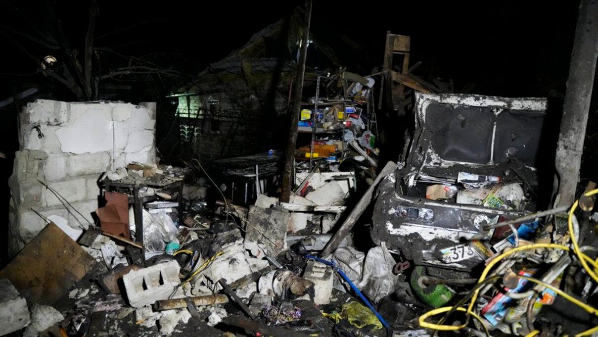 Люстра полетела на голову, окна вынесло, дверь – очевидцы об атаке по Харькову - 24 Канал Люстра полетела на голову, окна вынесло, дверь – очевидцы об атаке по Харькову - 24 Канал