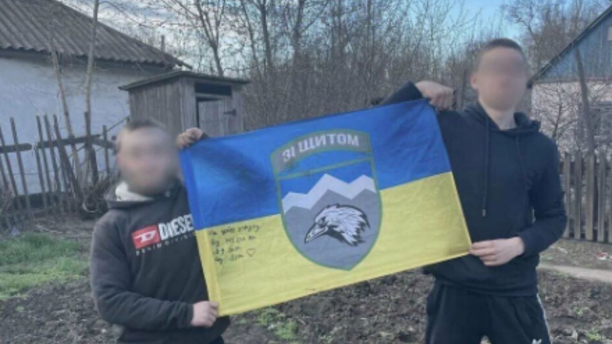 В Мариуполе оккупанты задержали подростков из-за украинского флага