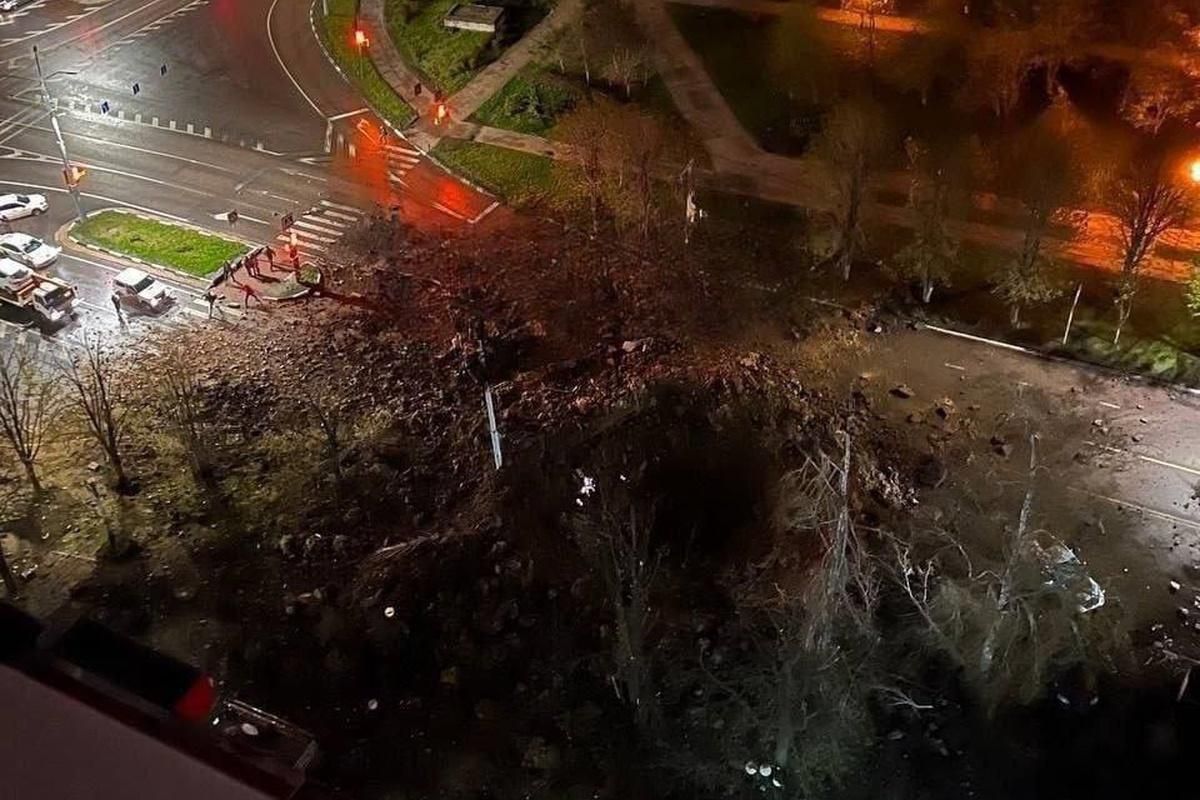 Вирва від бомби у Бєлгороді Вирва від бомби у Бєлгороді