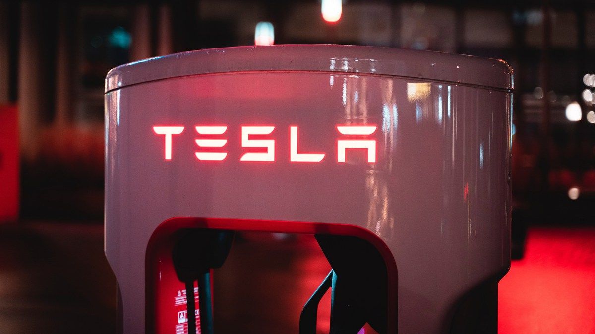 Tesla хоче відібрати довічну безплатну зарядку у власників старих Model S і Model