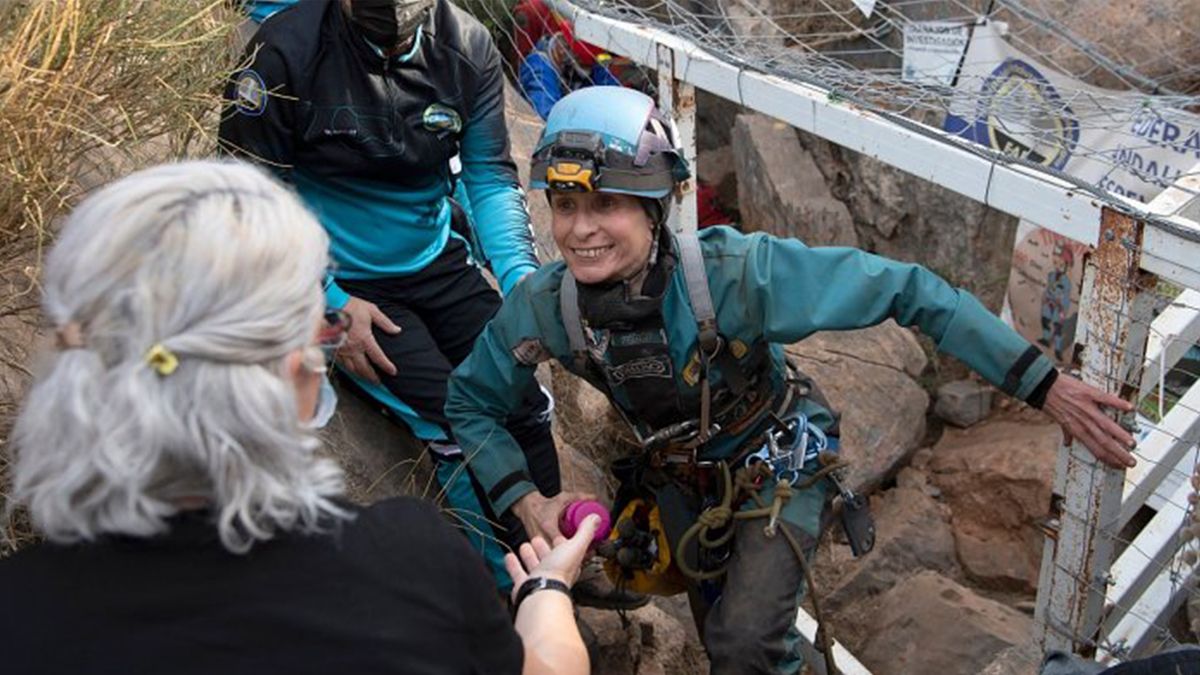 Испанская ученая вышша из пещеры после 500 дней изоляции Испанская ученая вышша из пещеры после 500 дней изоляции