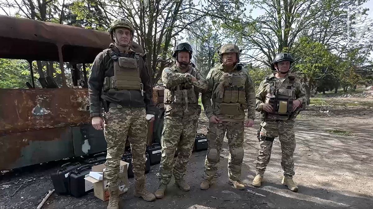 "Украинская команда" привезла бойцам в Донецкой области дроны с приборами ночного видения и Starlink
