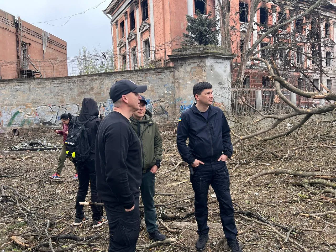 Виталий Ким на месте ракетных обстрелов в Николаеве