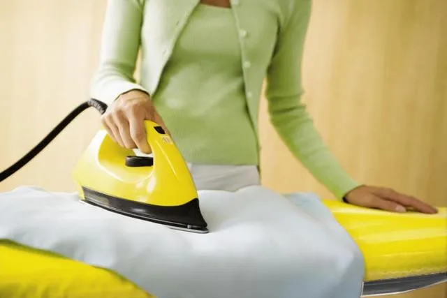 Избавляемся от жвачки утюгом Избавляемся от жвачки утюгом