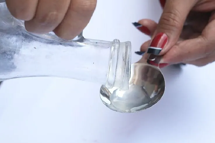 Удаляем жвачку уксусом Удаляем жвачку уксусом