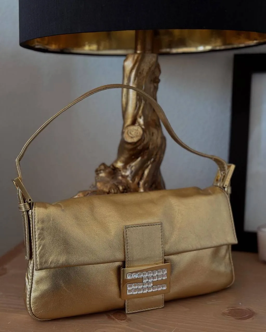 Стильна золотиста сумка на весну 2023 Стильна золотиста сумка на весну 2023