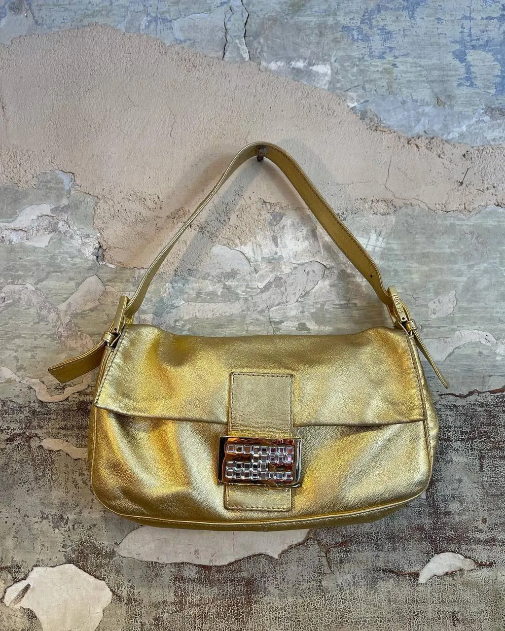 Стильна золотиста сумка на весну 2023 Стильна золотиста сумка на весну 2023