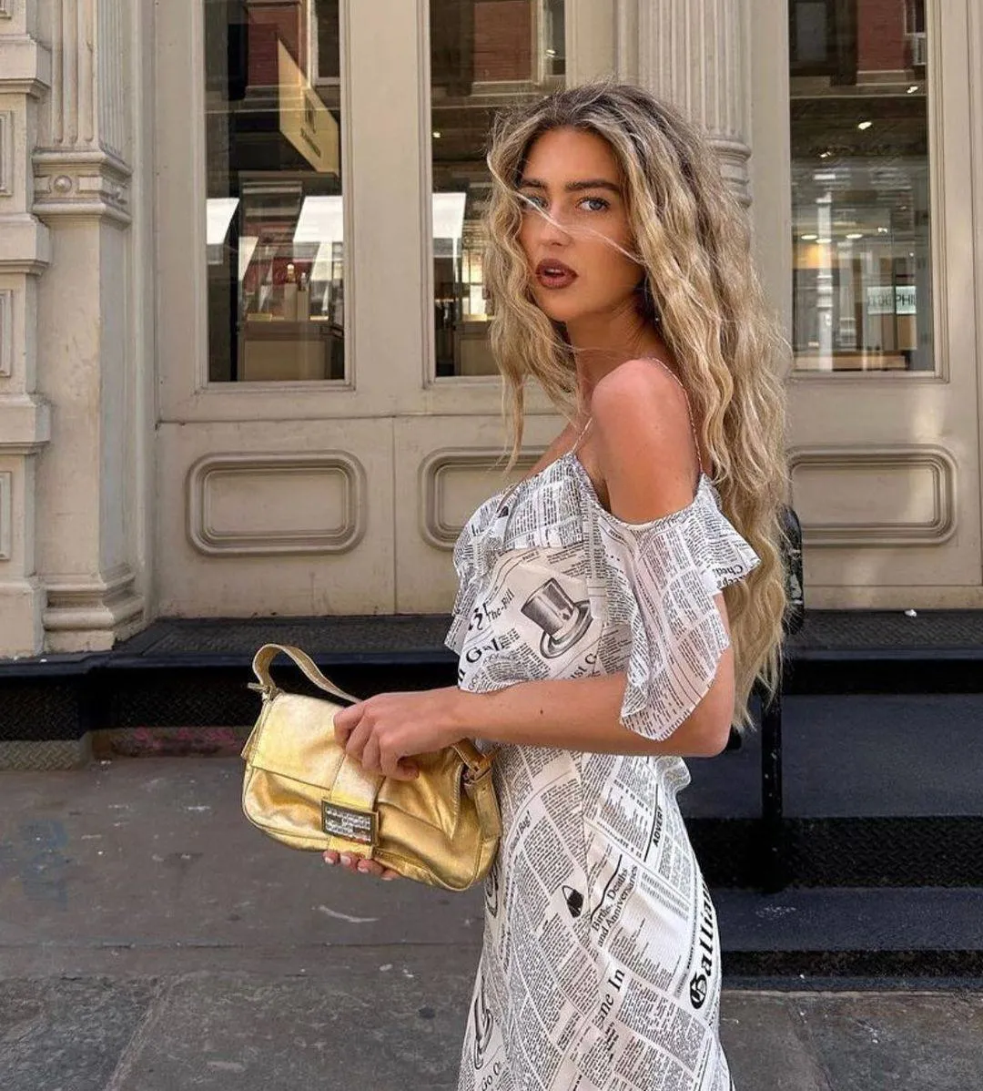 Стильна золотиста сумка на весну 2023 Стильна золотиста сумка на весну 2023