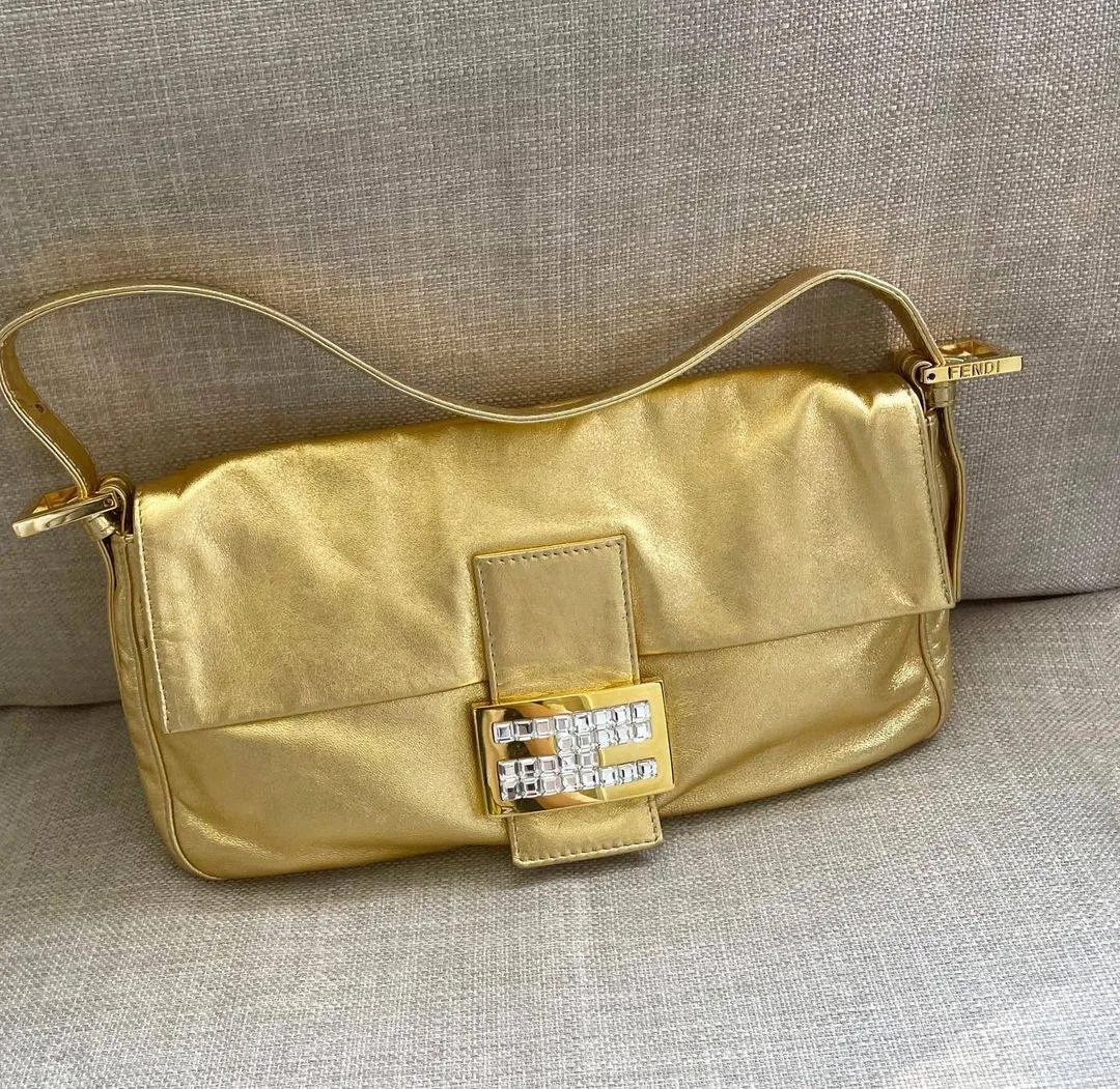 Стильна золотиста сумка на весну 2023 Стильна золотиста сумка на весну 2023