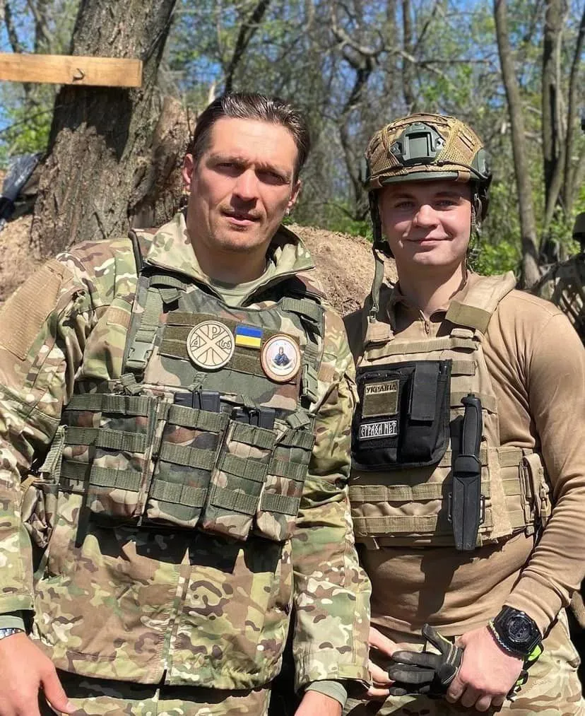 Усик вместе с украинским военным