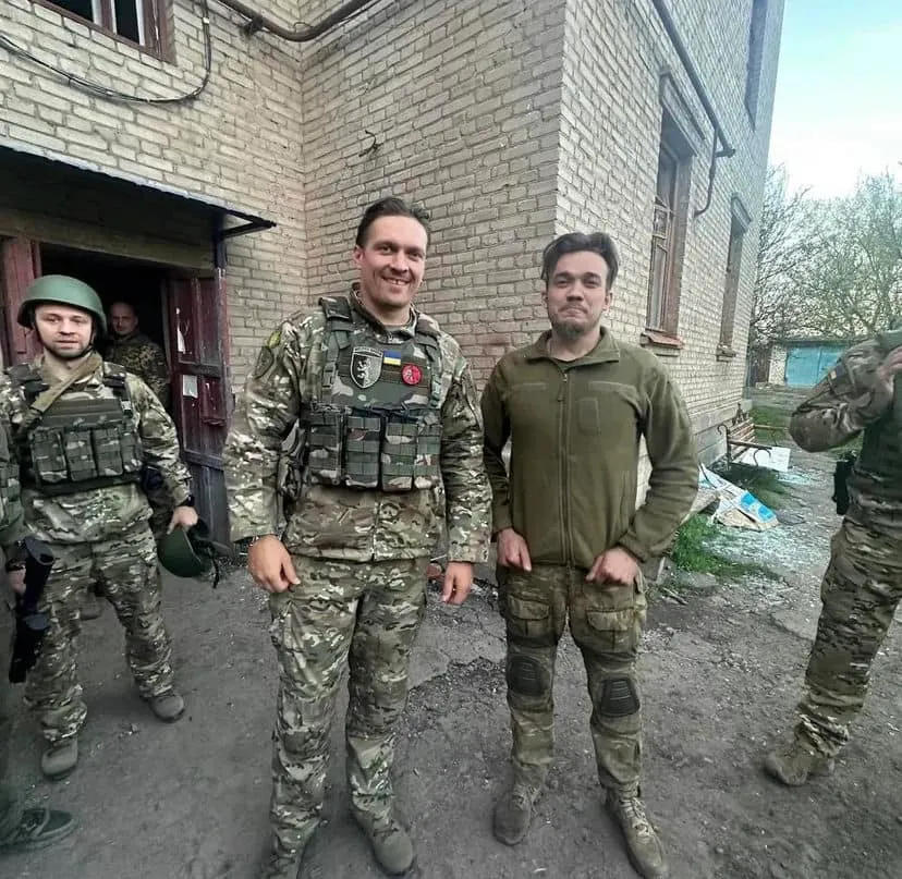 Усик встретился с украинскими бойцами