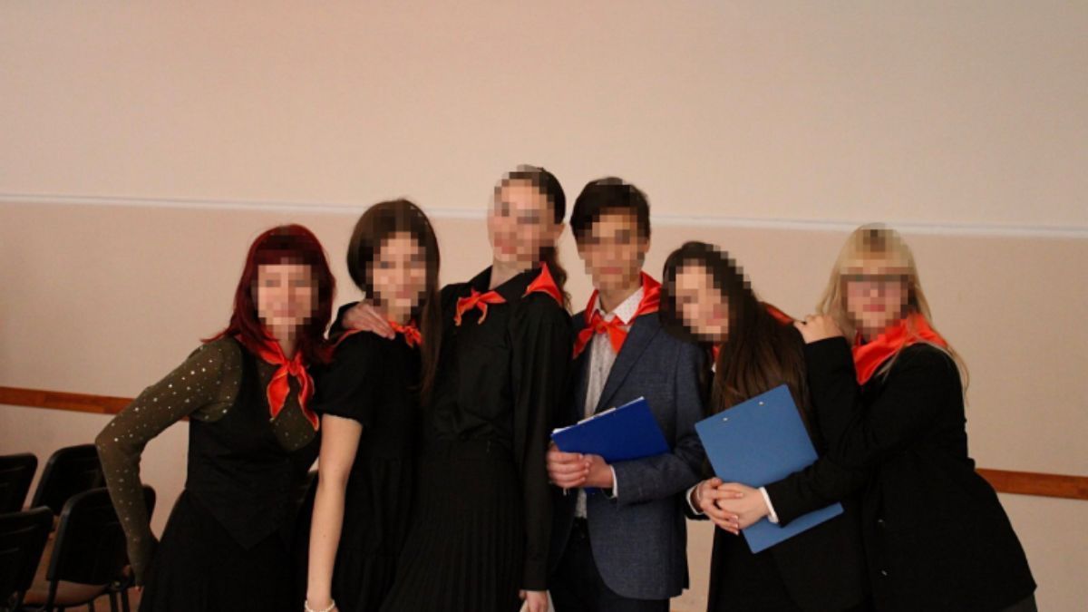 Скандал из-за пионерской одежды киевских школьников - в МОН отреагировали