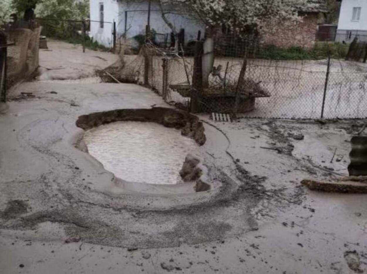 Гейзеры в Розвадове 26 апреля 2023 года - почему из-под земли забил газ - объяснение власти - 24 Канал Гейзеры в Розвадове 26 апреля 2023 года - почему из-под земли забил газ - объяснение власти - 24 Канал