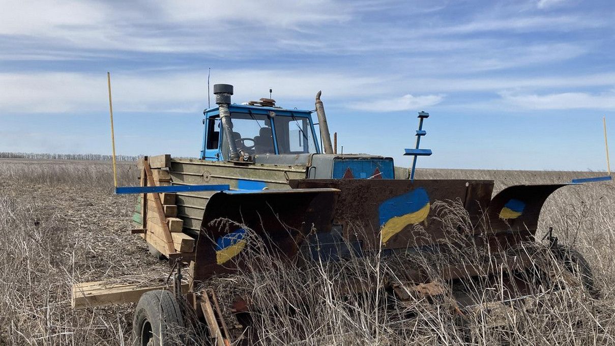 Трактор на радіуправлінні, який розміновує поля