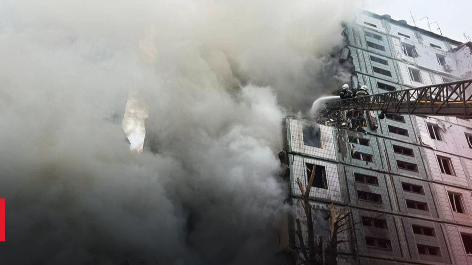 В Умани во время разбора завалов многоэтажки вспыхнул пожар В Умани во время разбора завалов многоэтажки вспыхнул пожар