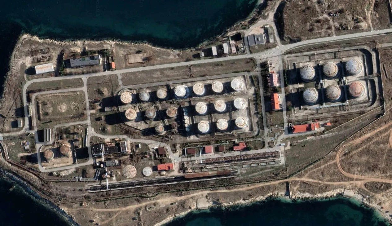 Нафтобаза у Севастополі на супутникових знімках