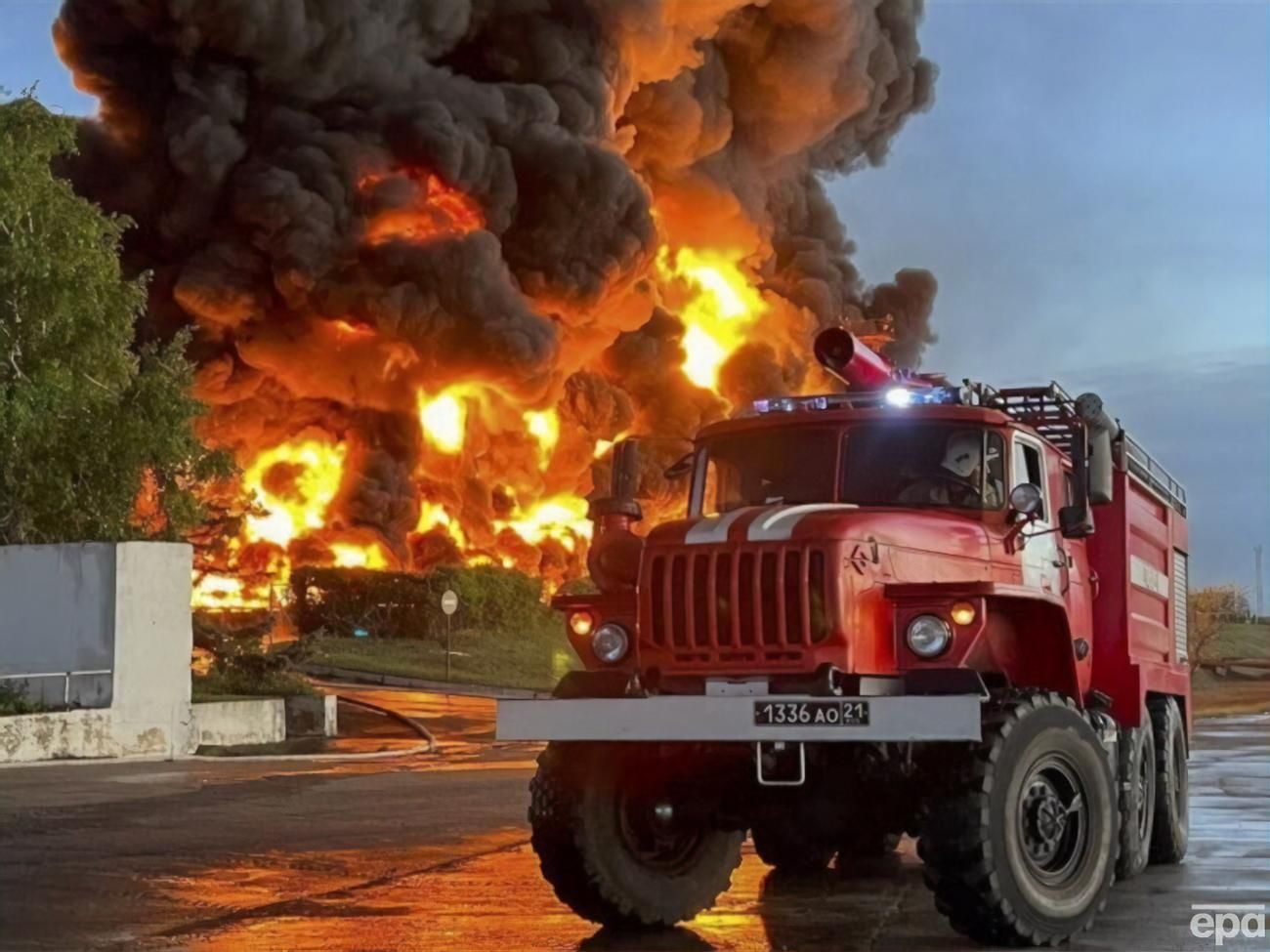 Пожар в результате взрыва на нефтебазе в Севастополе