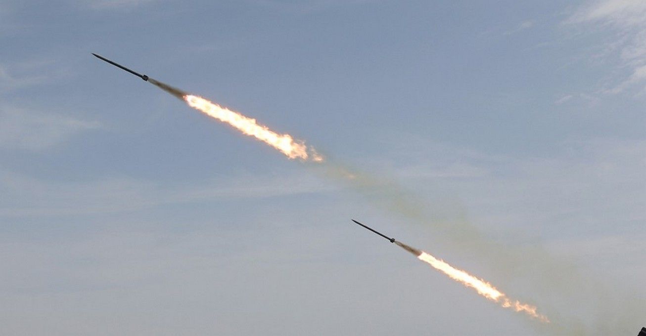 Россияне продолжают терроризировать Украину ракетными обстрелами