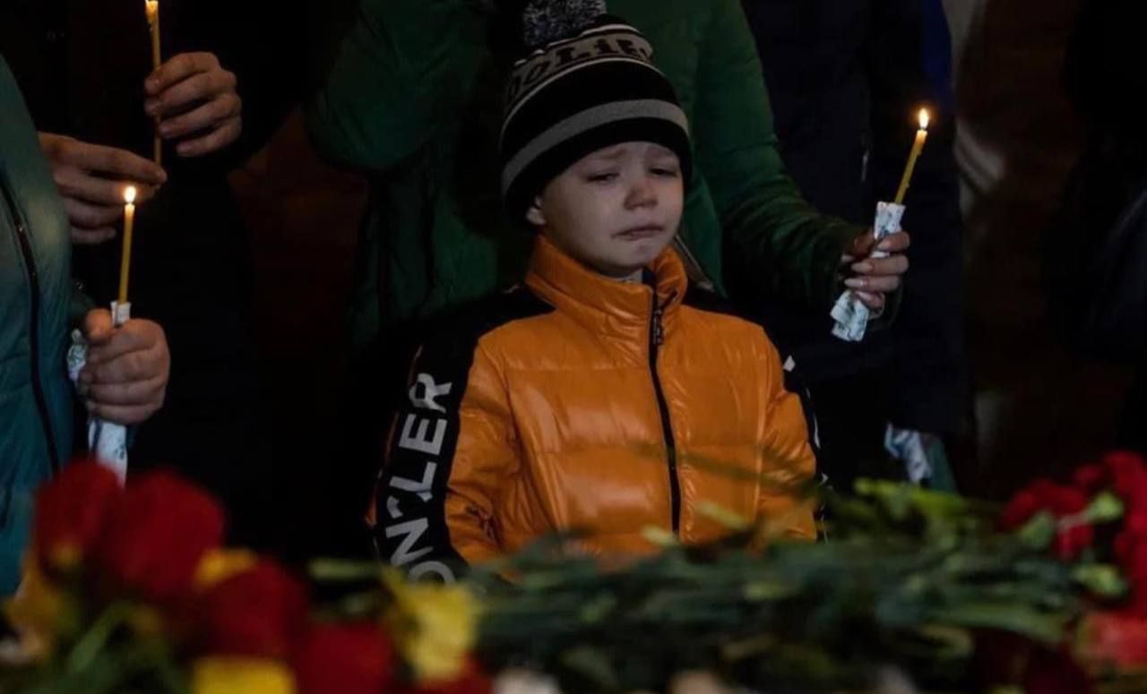 Ще одне обличчя війни: хлопчик плаче за братом та сестрою, яких вбила Росія – щемливе фото - 24 Канал