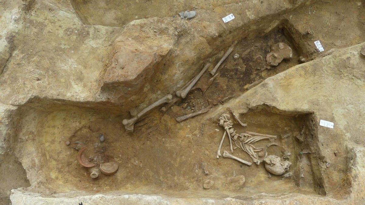 В центре Парижа нашли 50 могил, возрастом в 2000 лет