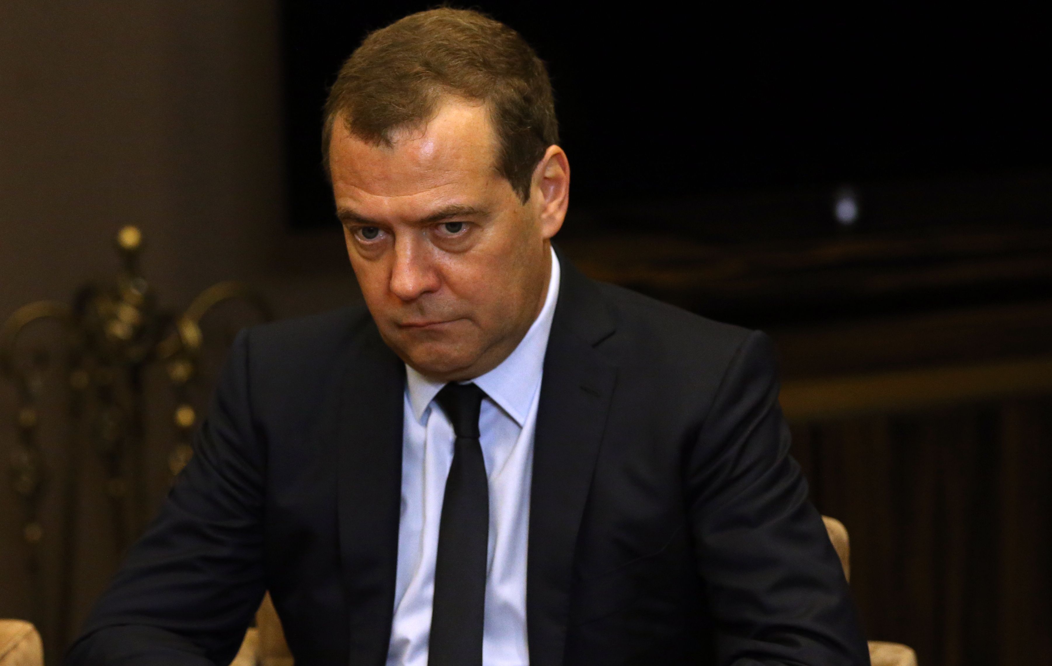 Медведев разбрасывается угрозами