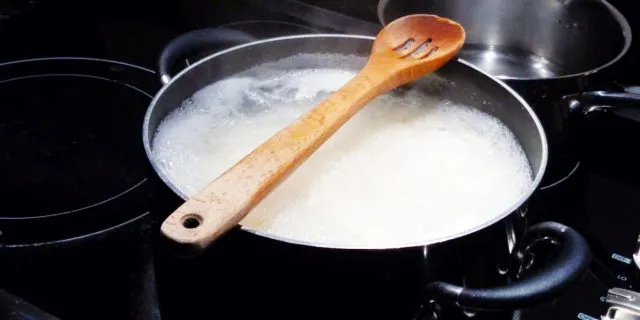 Деревянная ложка на кастрюле Деревянная ложка на кастрюле