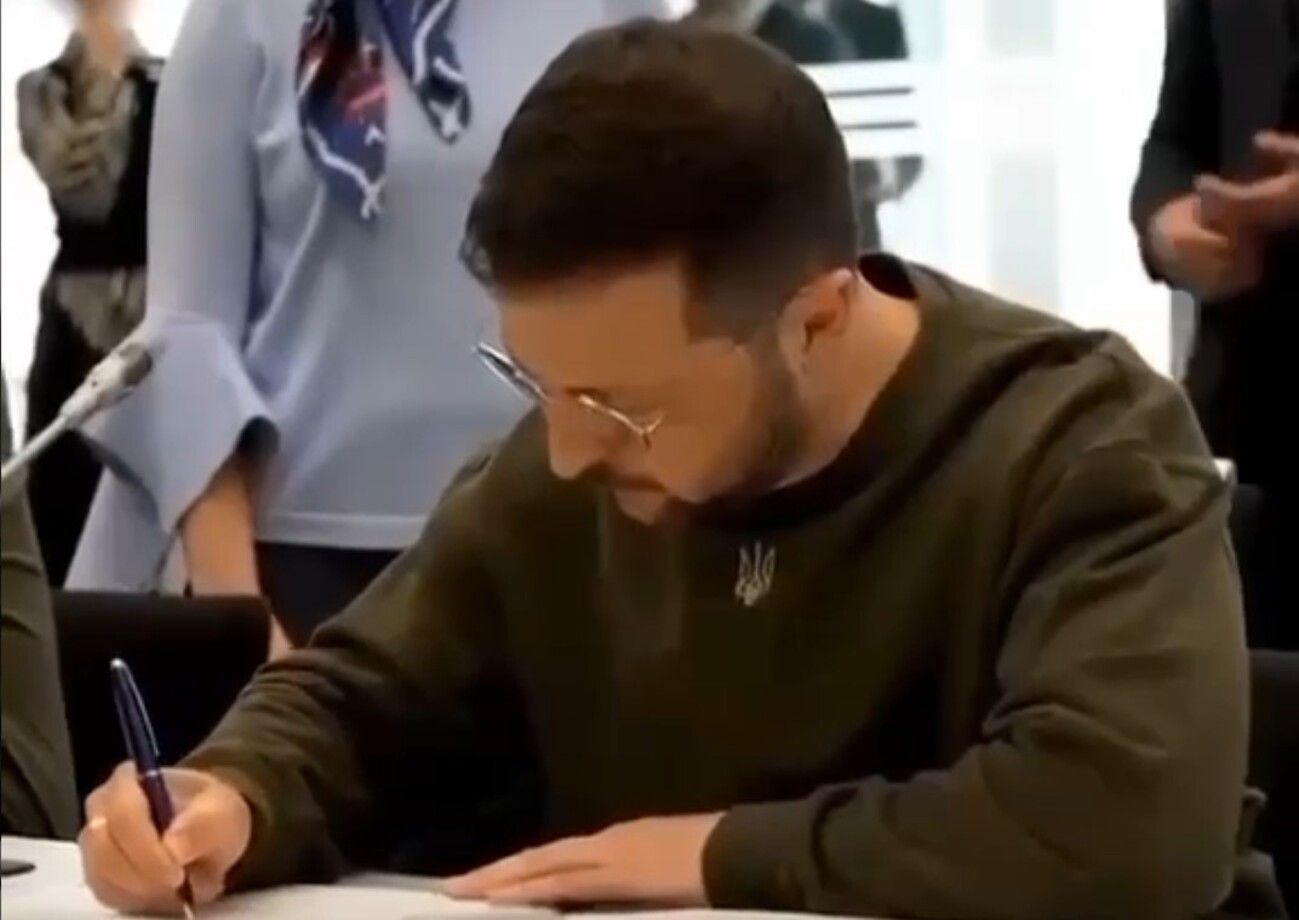 Володимир Зеленський у Нідерландах з'явився в окулярах - фото Володимир Зеленський у Нідерландах з'явився в окулярах - фото