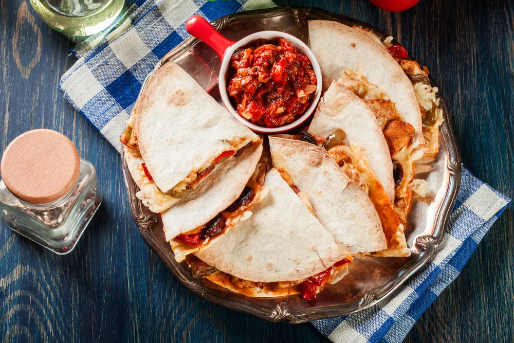 Кесадилья с сосисками Кесадилья с сосисками