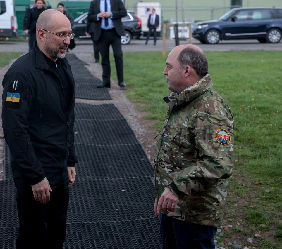 Премьер-министр встретился с главой Минобороны Британии