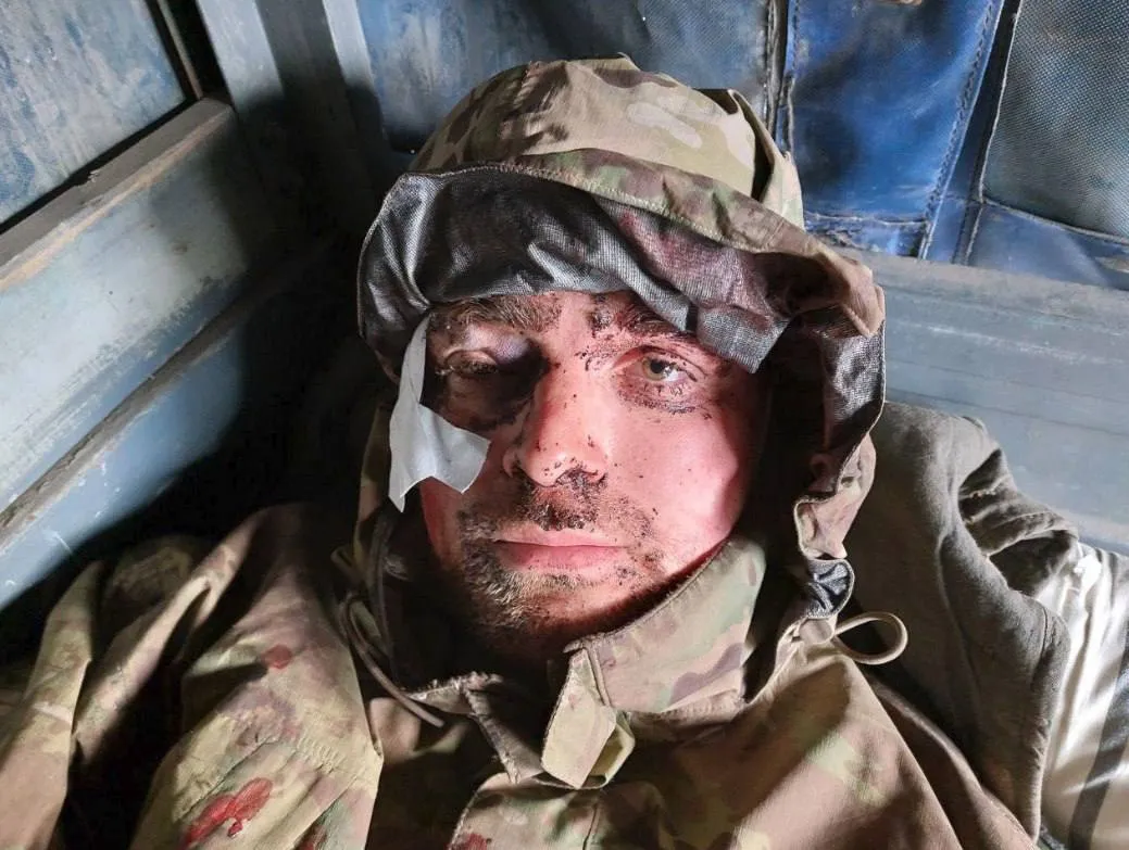 Из плена вернули участника миссии по эвакуации раненых из Азовстали и женившуюся там пару. Из плена вернули участника миссии по эвакуации раненых из Азовстали и женившуюся там пару.