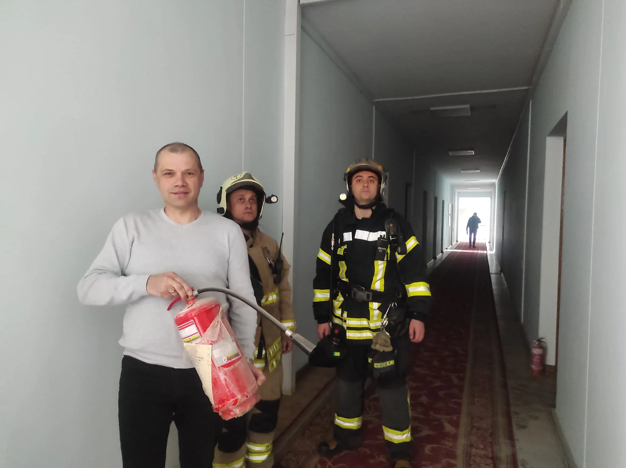 Сотрудники ОГА собственноручно потушили пожар Сотрудники ОГА собственноручно потушили пожар