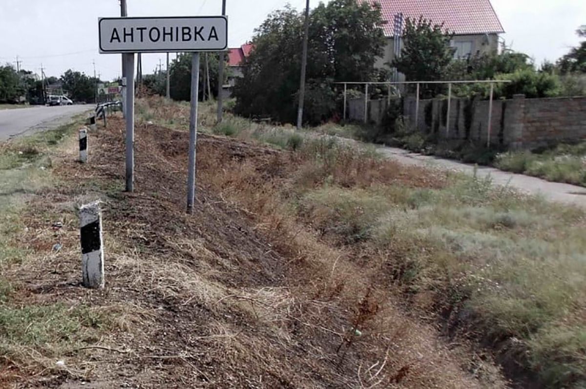 Россияне обстреляли Антоновку: местный староста и его подчиненная получили серьезные ранения - 24 Канал