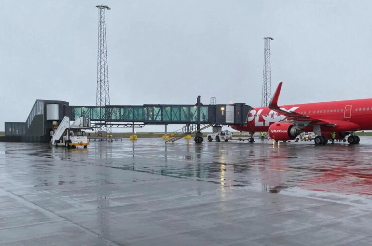 Аеропорт Ісландії запровадив нестандартний спосіб посадки до літака Аеропорт Ісландії запровадив нестандартний спосіб посадки до літака