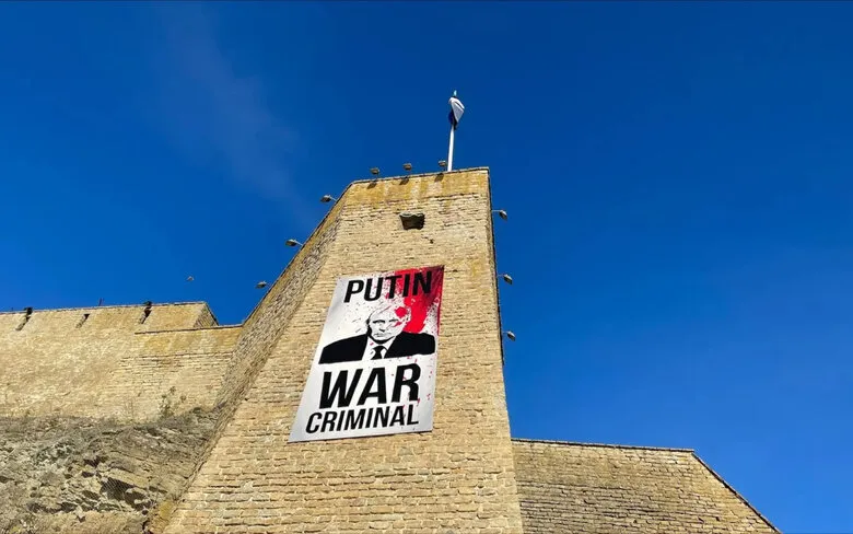 Плакат о том, что Путин военный преступник Плакат о том, что Путин военный преступник