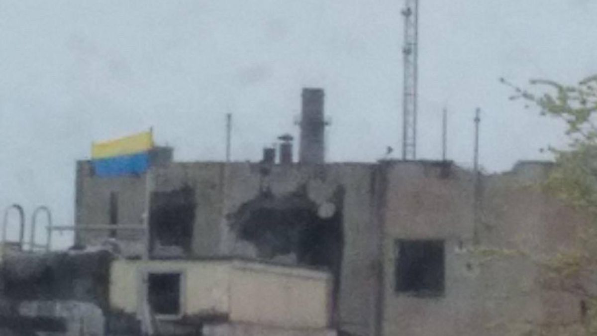 В Мариуполе на здании разрушенного дворца культуры "Искра" вывесили украинский флаг - 24 Канал
