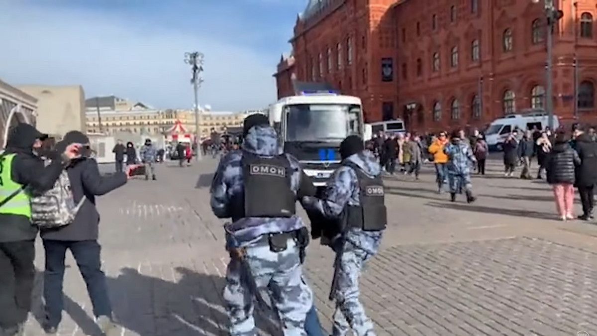 В Москве избили мужчину за украинский флаг