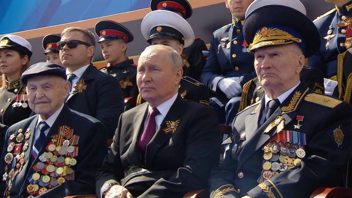 Какие ветераны сидели у Путина на параде в Москве