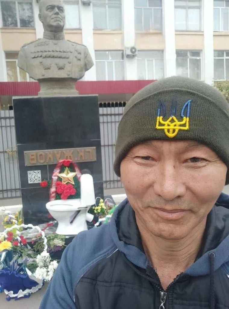 Активист из Казахстана принес унитаз к памятнику Жукову - 24 Канал