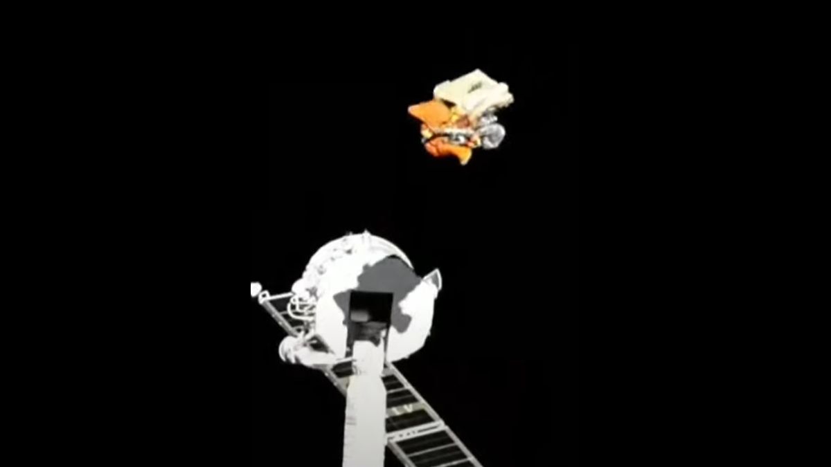 Російські космонавти викинули сміття в космос у прямому ефірі Російські космонавти викинули сміття в космос у прямому ефірі