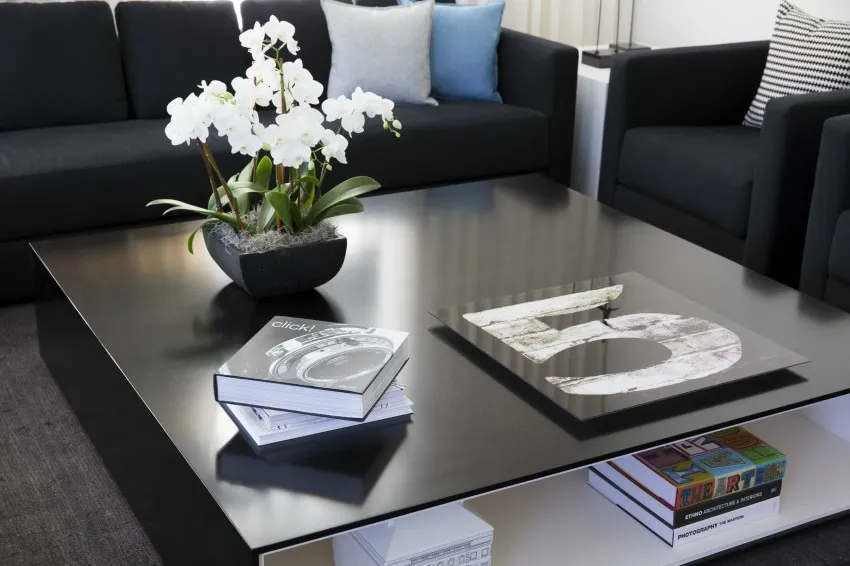 Орхидея на журнальном столике Орхидея на журнальном столике