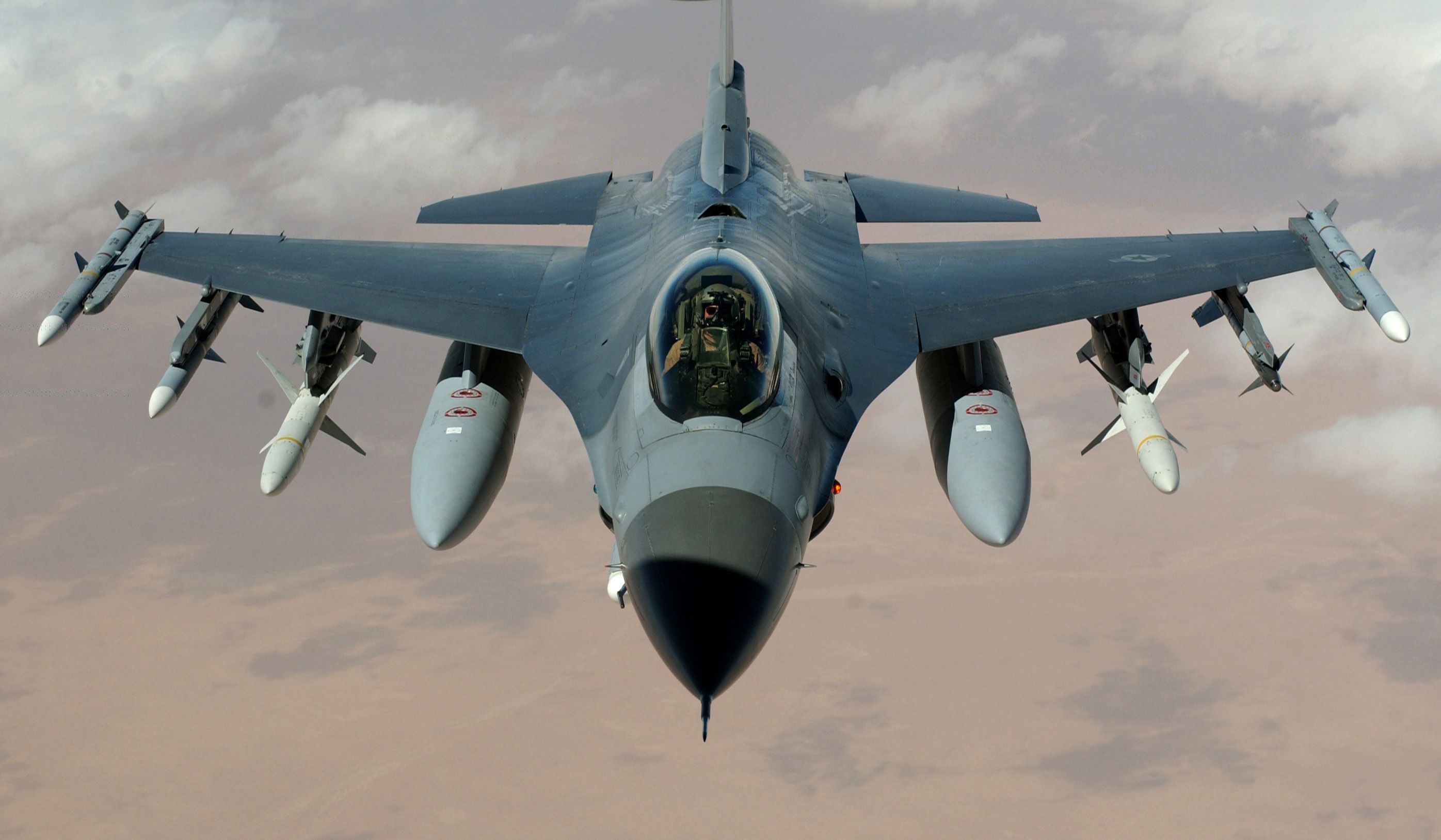 Американский истреблял F-16