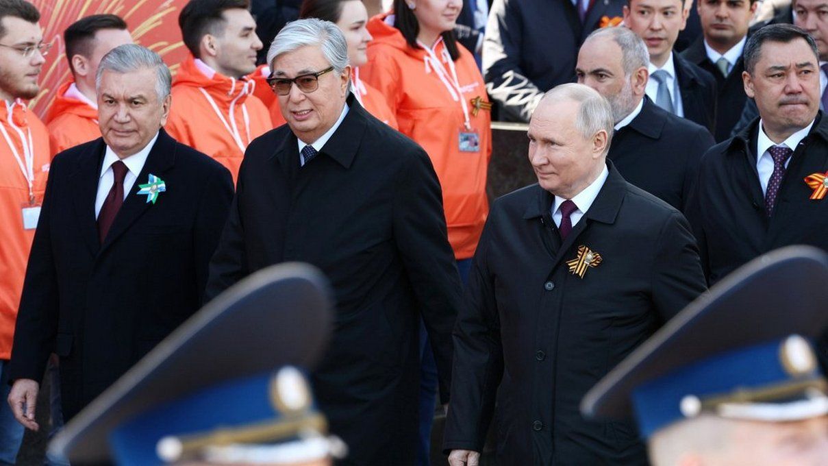 Путин в окружении президентов некоторых стран на параде 9 мая
