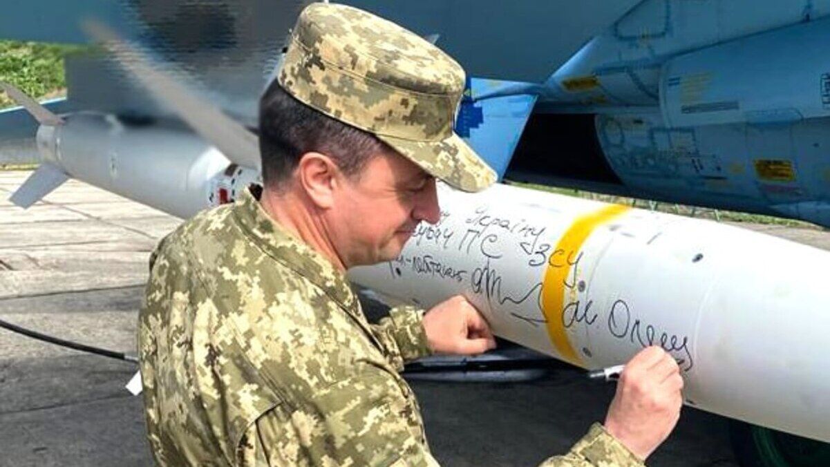 Олещук подписал ракету Harm