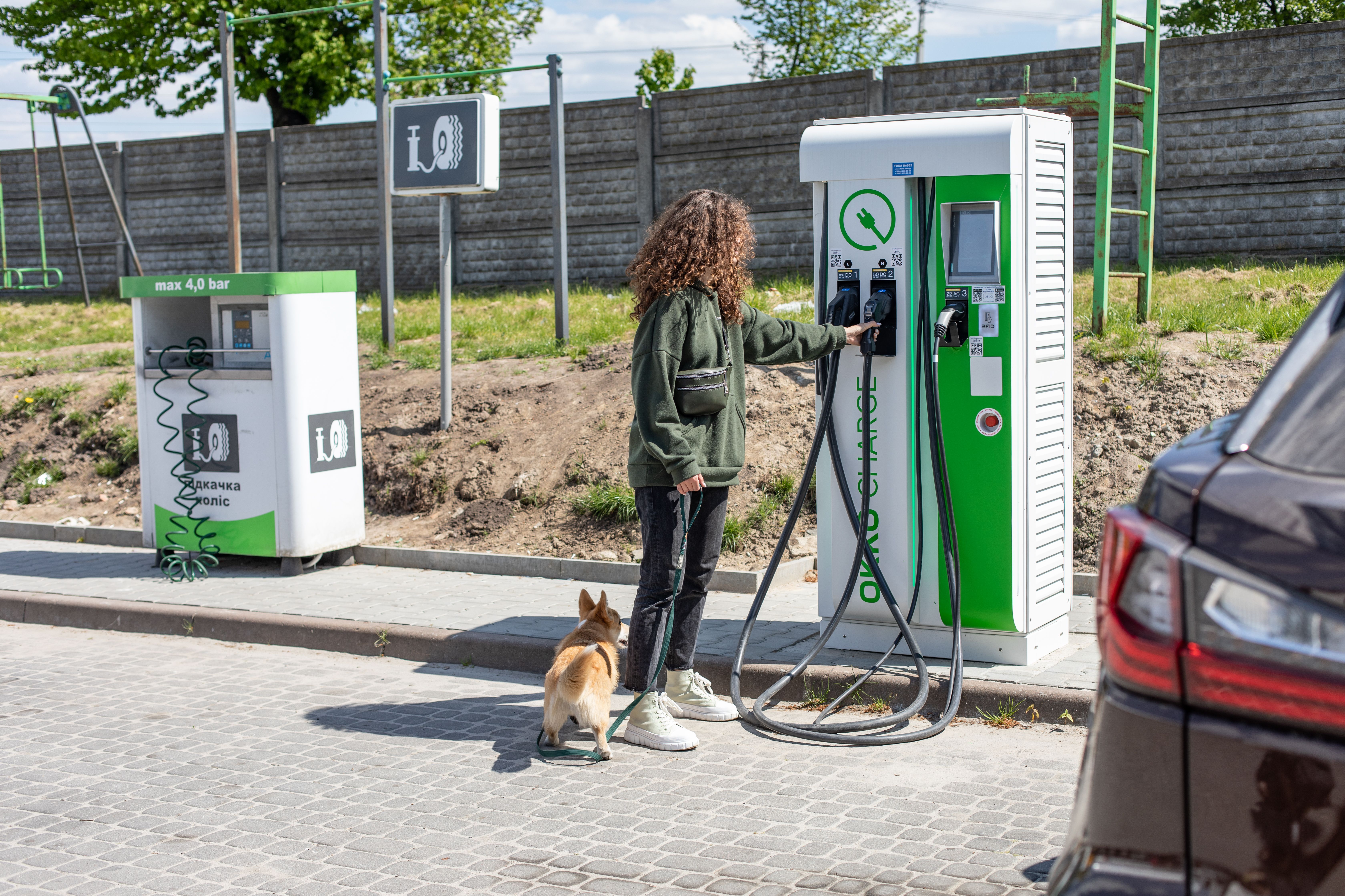 В сети ОККО установили 6 дополнительных скоростных зарядок для электромобилей В сети ОККО установили 6 дополнительных скоростных зарядок для электромобилей